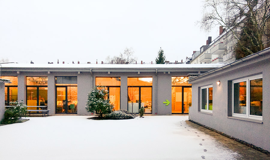 Foto außenansicht Bürogebäude dreiform Schnee