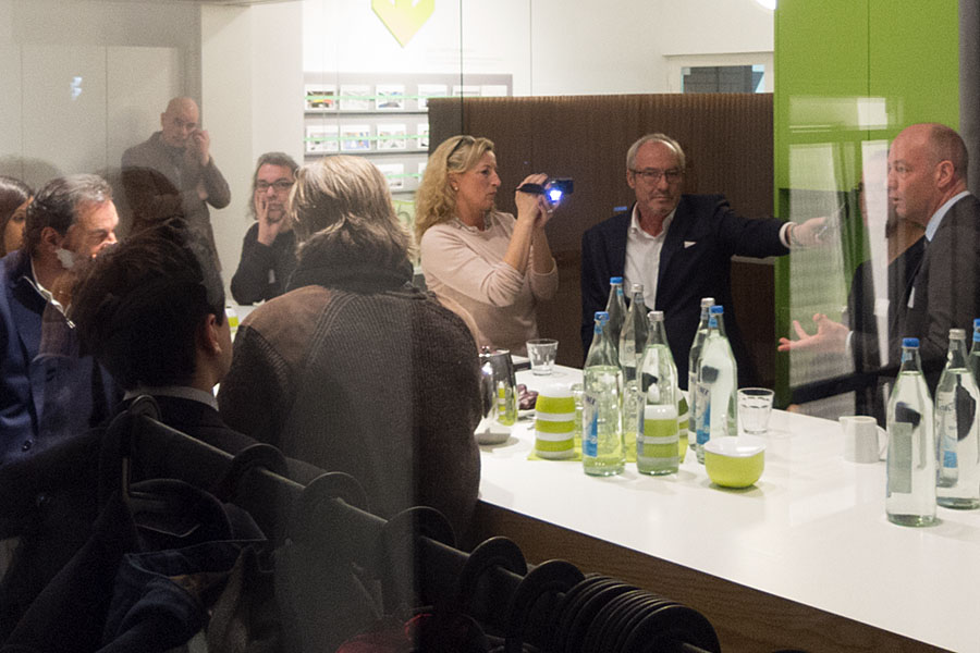 Foto dreiform Meetingraum FAMAB Mitarbeiter