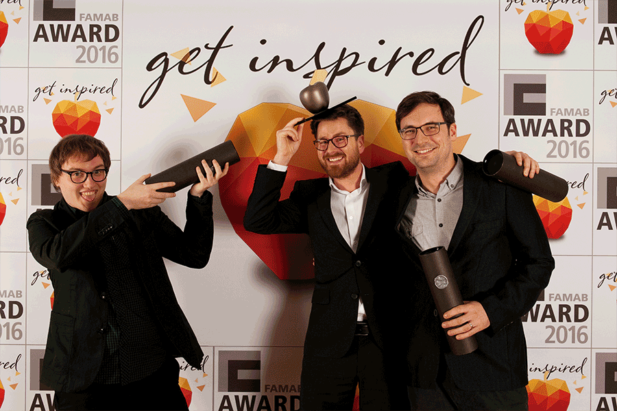 Foto Gruppenbild dreiform team Abendgaderobe feiernd Awards in der Hand