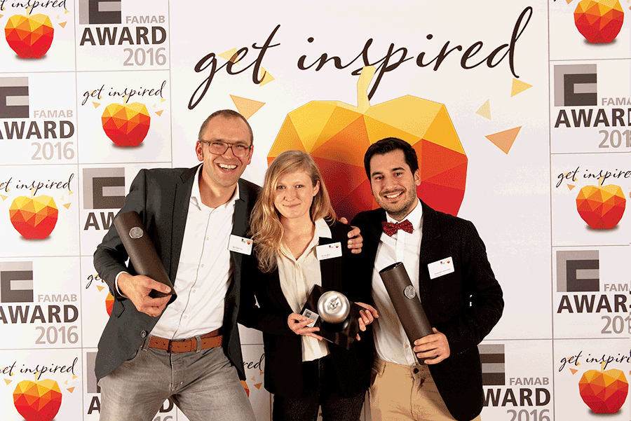 Foto Gruppenbild dreiform team Abendgaderobe feiernd Awards in der Hand