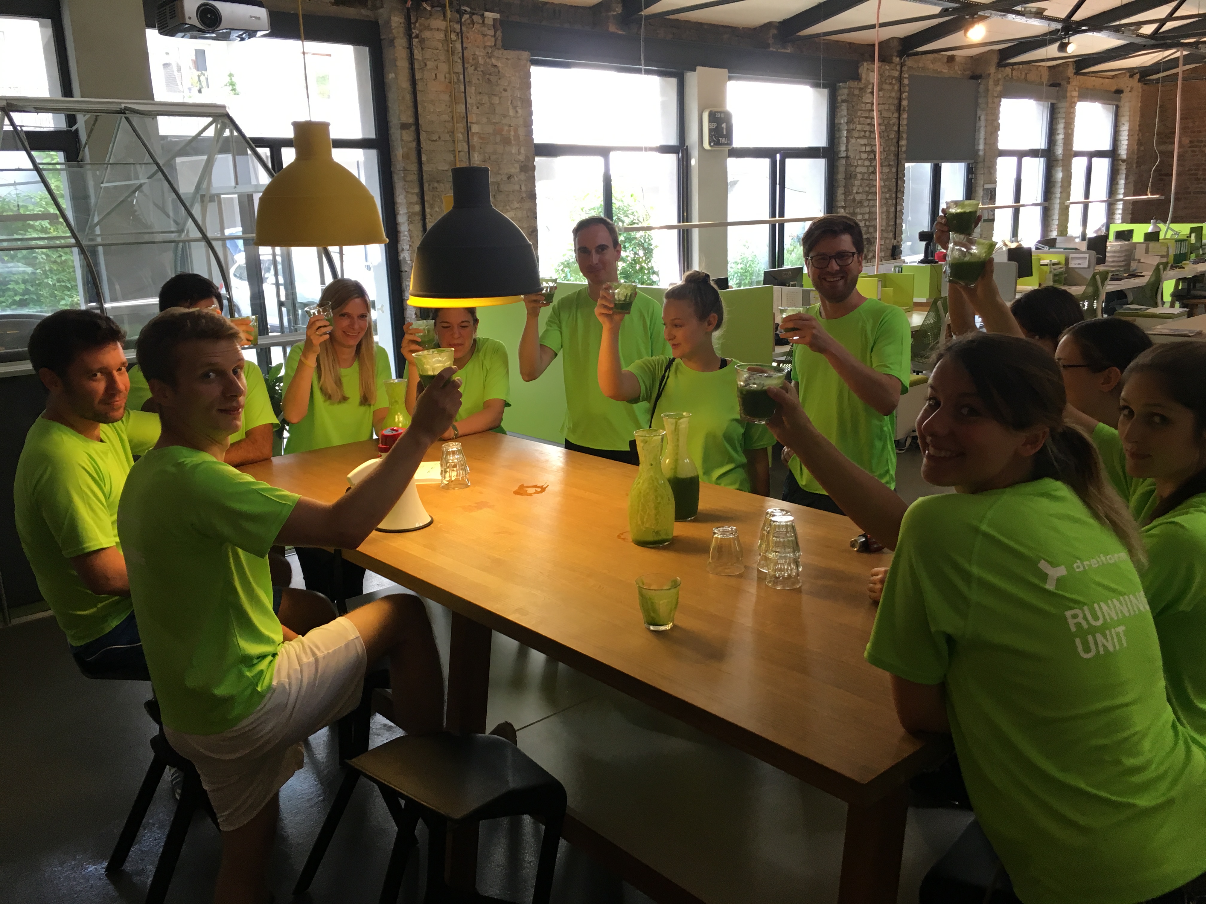 photo Gruppenbld team dreiform kitchen green jerseys to drink
