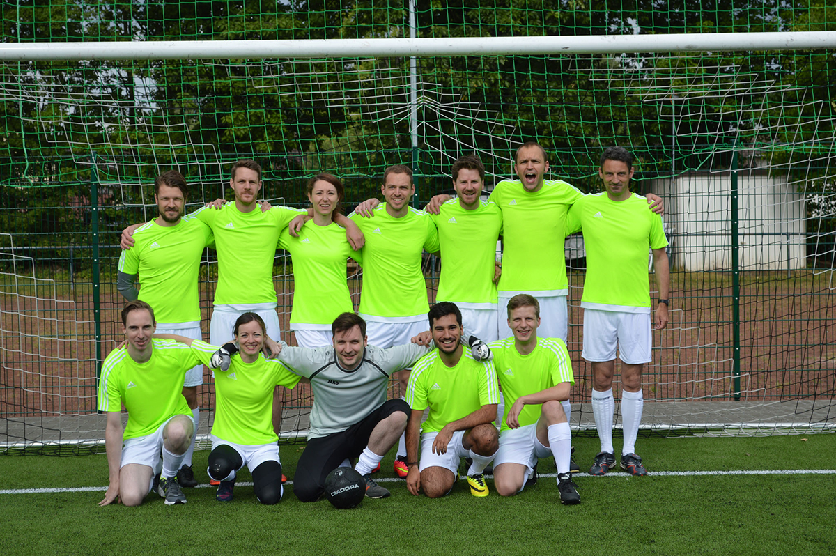 Foto Manschaftsfoto Fußball grünes Trikots Team dreiform