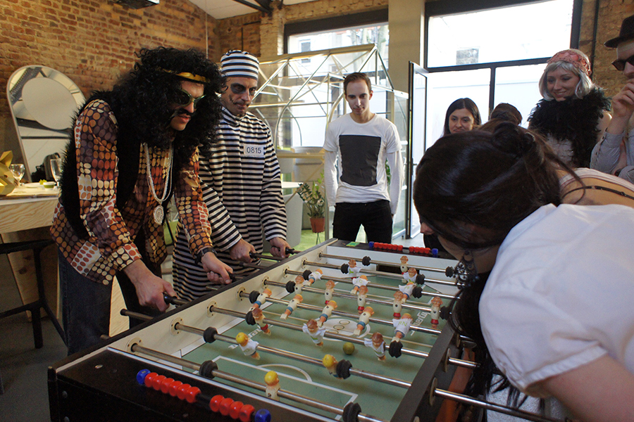 Photo team three-form carnival dressed up at the soccer table