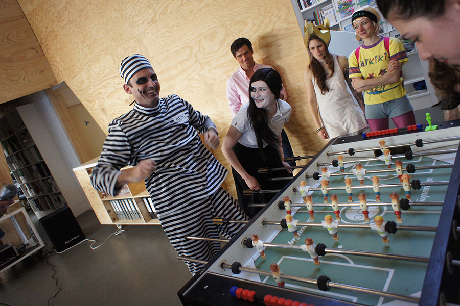 Photo team three-form carnival dressed up at the soccer table