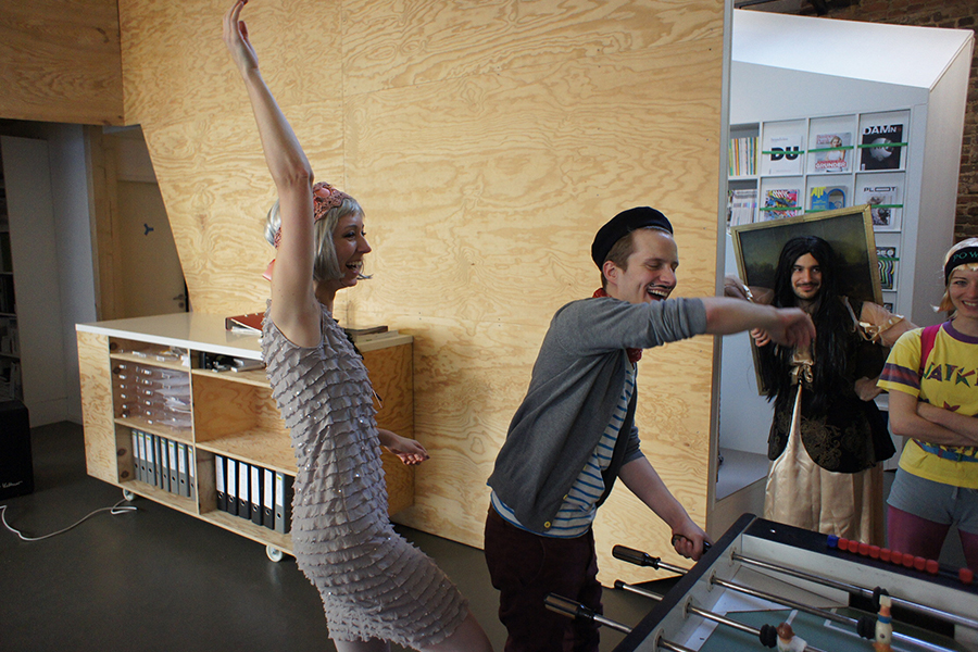 Photo team three-form carnival dressed up at the soccer table