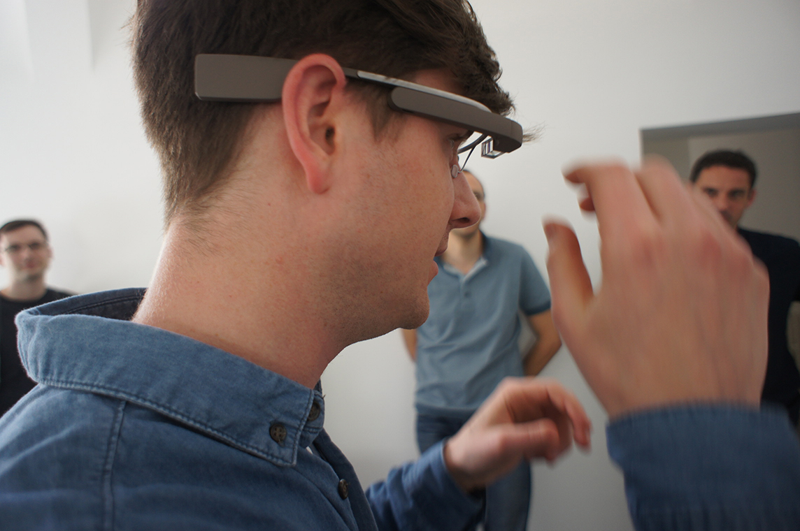 Foto Mann mit Google glases