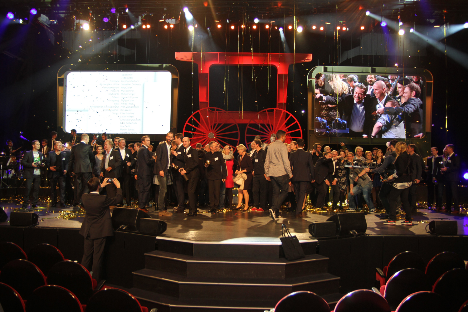 Foto Bühne viele Menschen