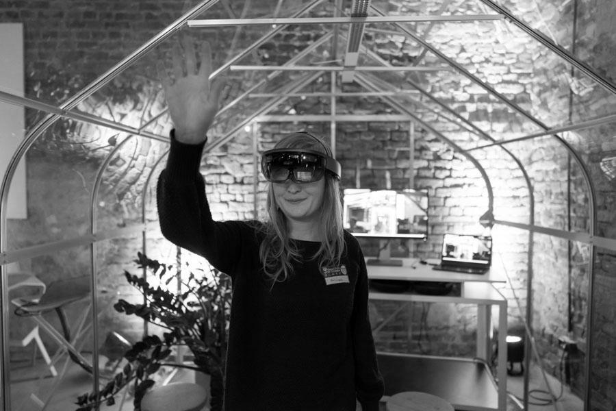 Frau in modernen Büro mit VR Brille