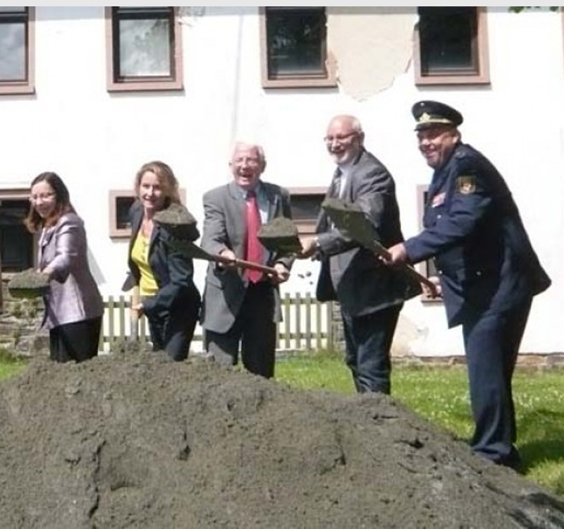 Foto Sandhaufen fünf Personen mit Schaufel lachend