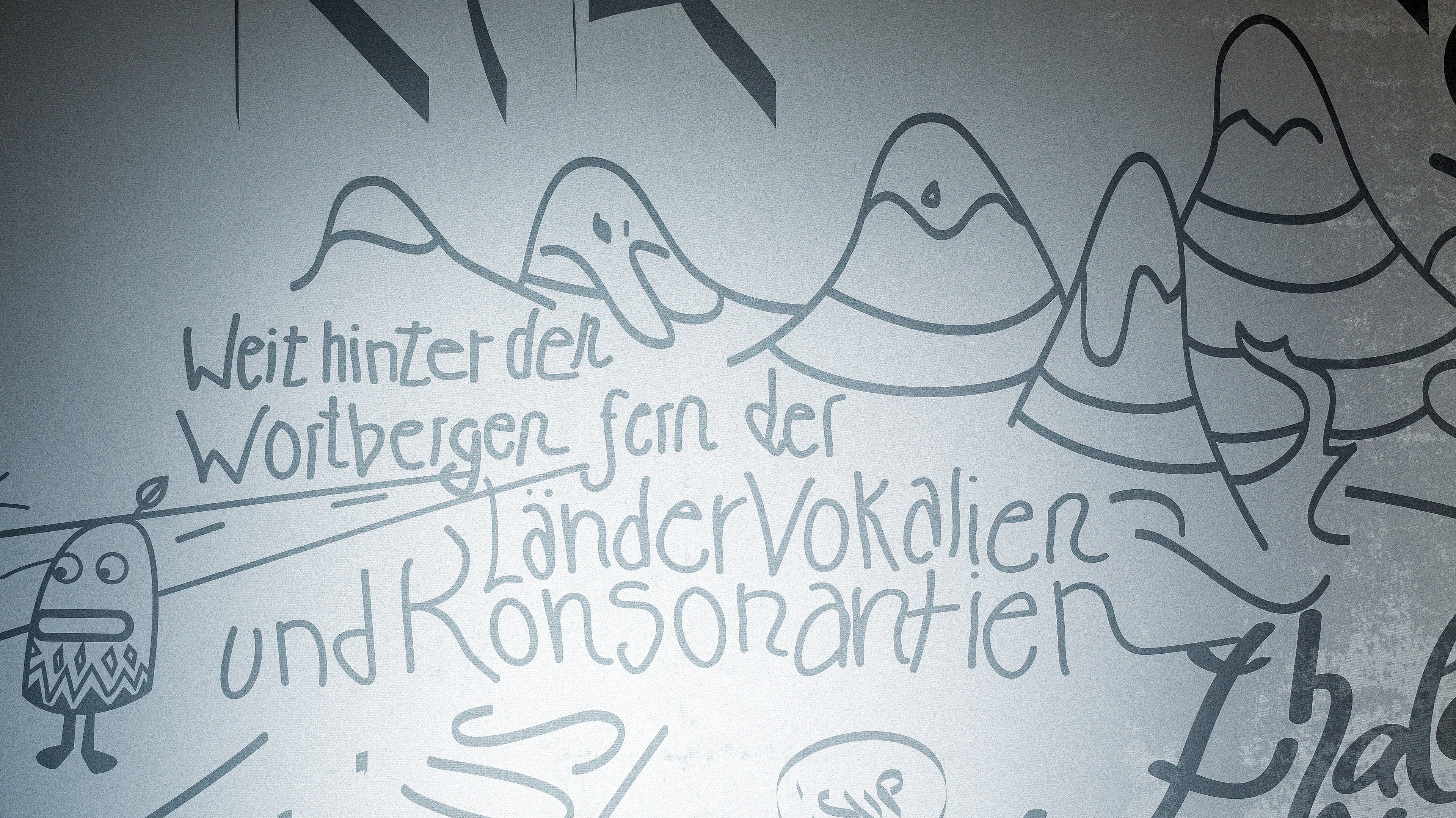 Lockere grafische Wandgestaltung