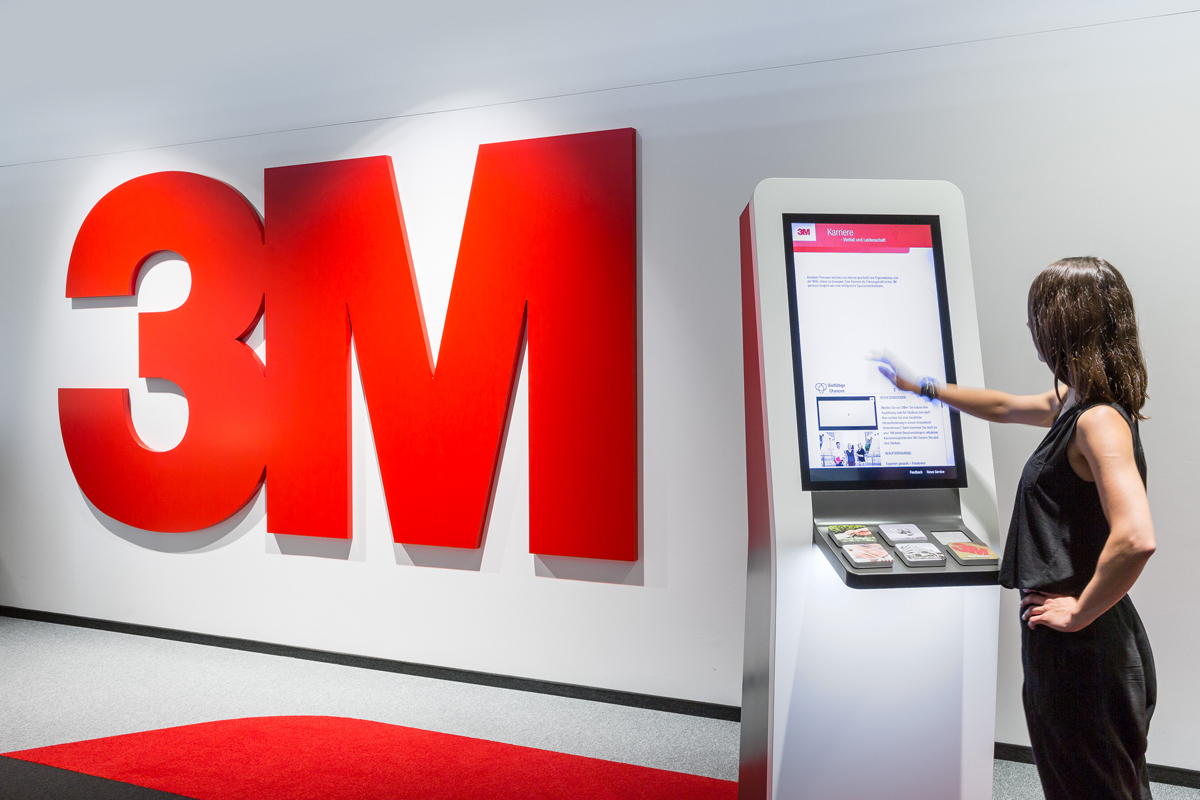 Photo 3M World Innovations Product Gallery Vienna Woman touches Information display 3M Logo