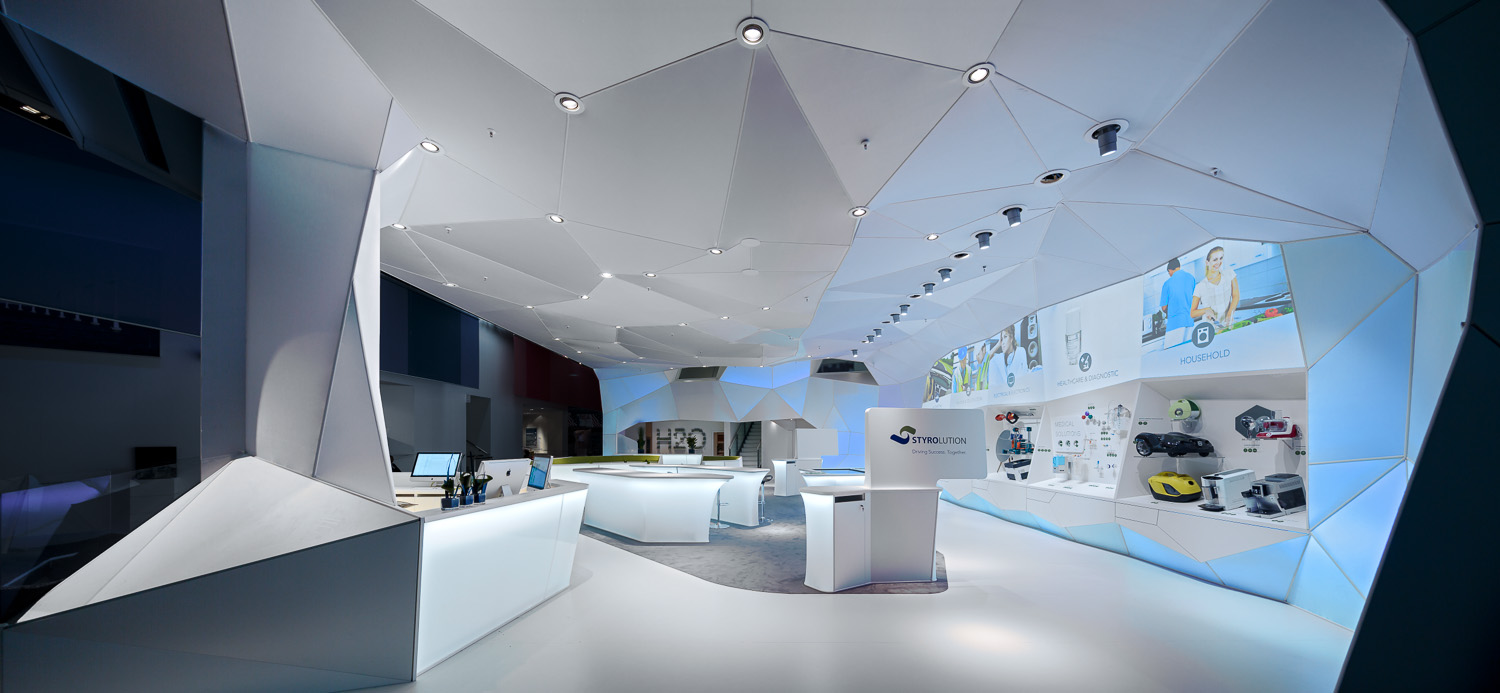 Overview of the trade fair booth: Polygonal architecture with product wall