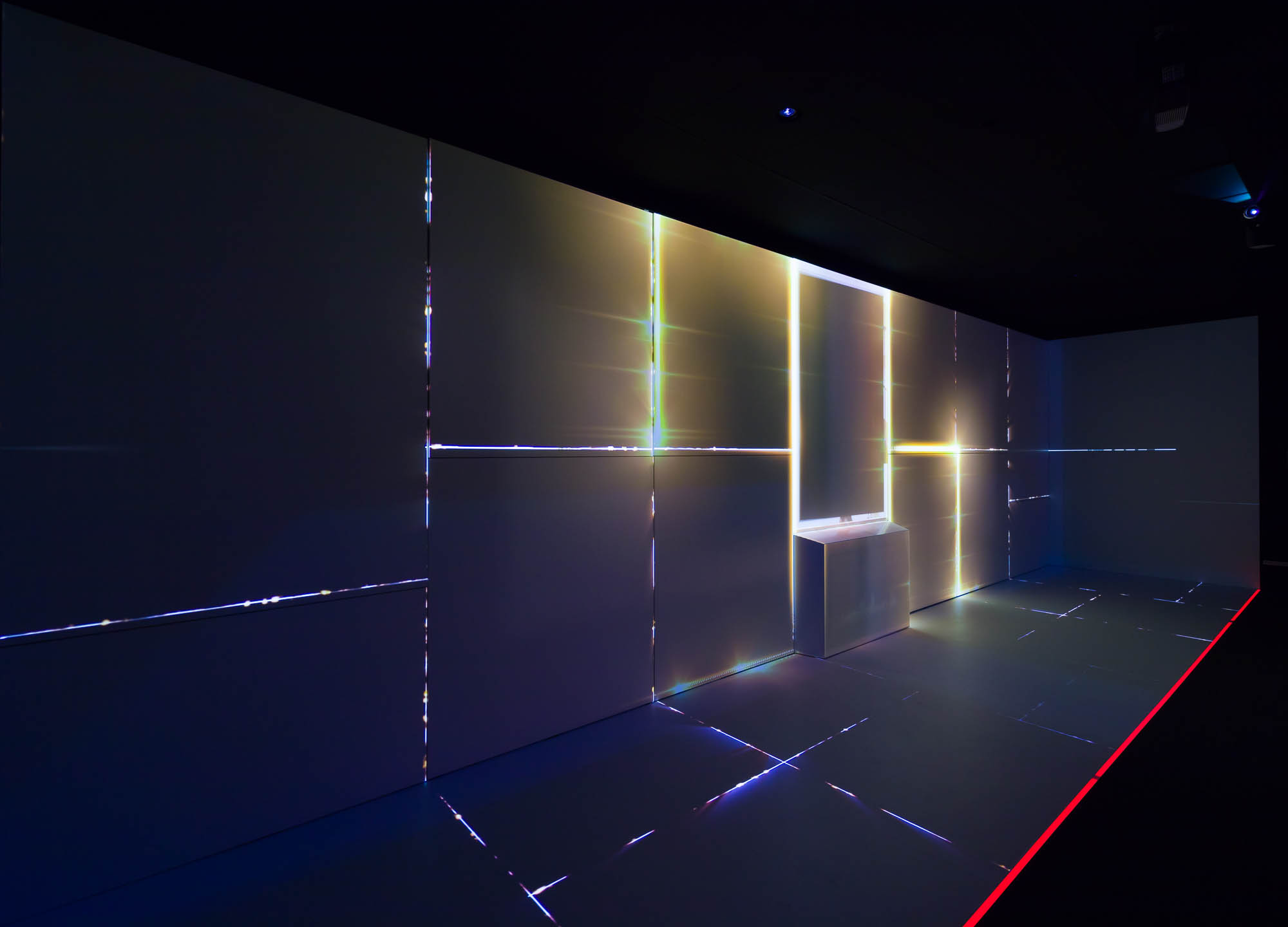 Projection on wall: light emerges between dark surfaces