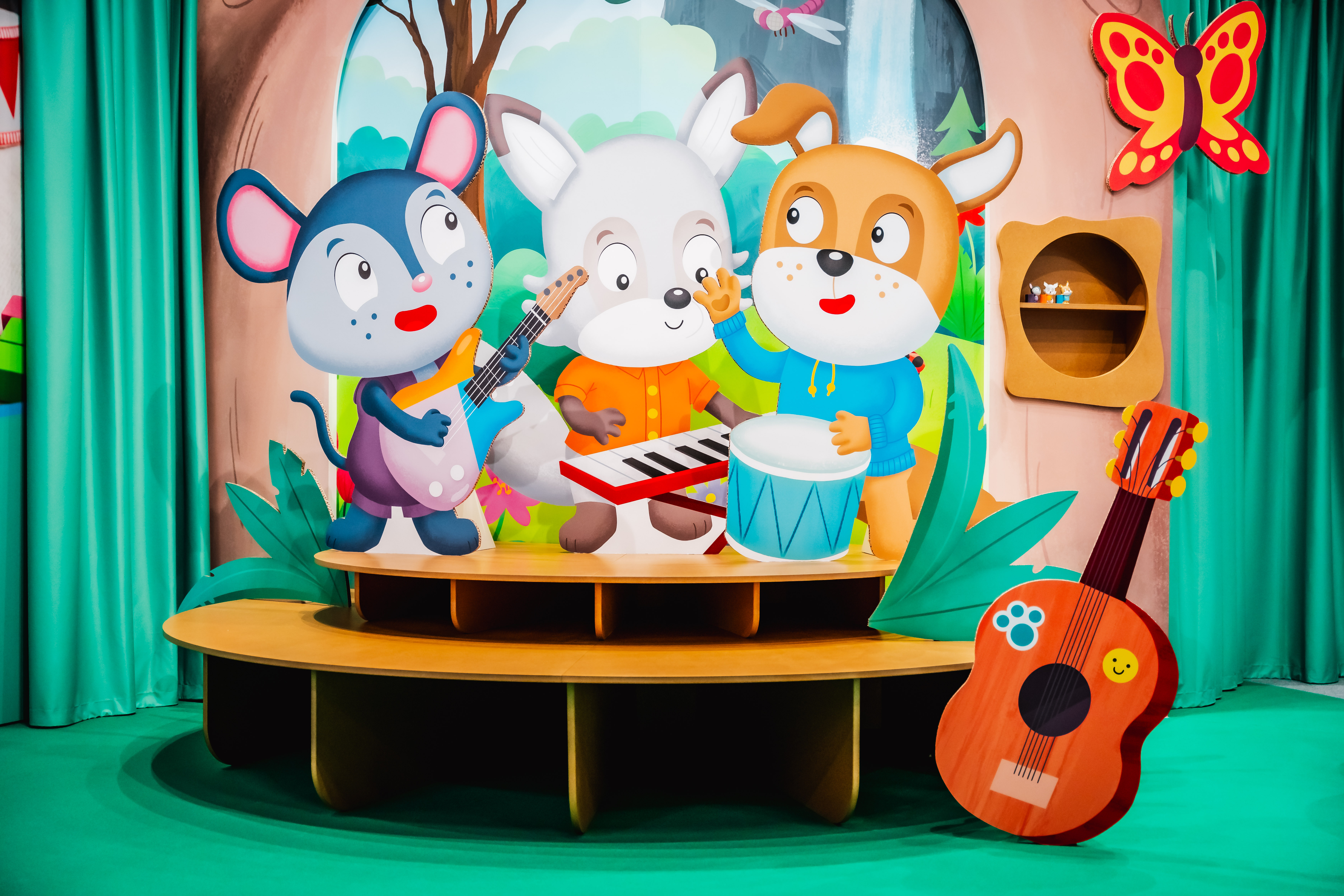 Stage backdrop of the Lalalinos