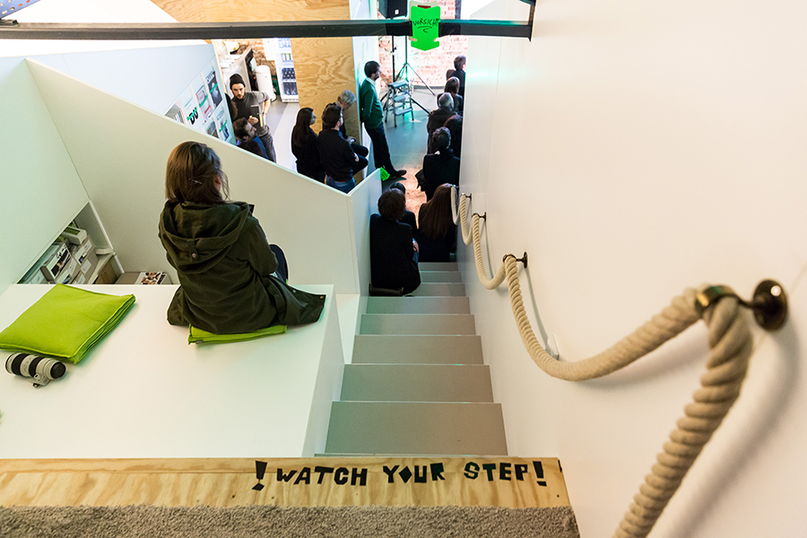 Photo Salon D Audience sits on stairs