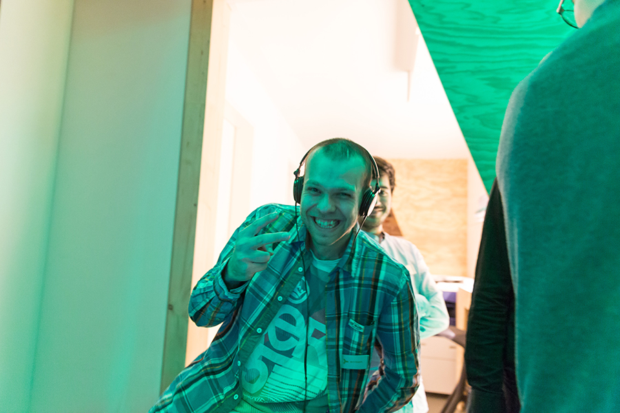 Photo Salon D laughing young man with headphones green light