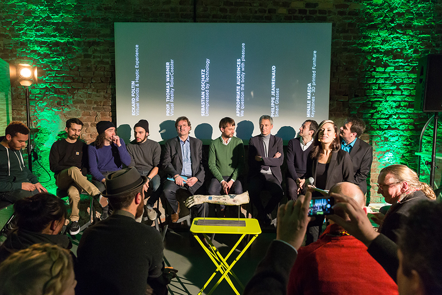 Foto Salon D Bühne alle Gastredner auf Barhockern