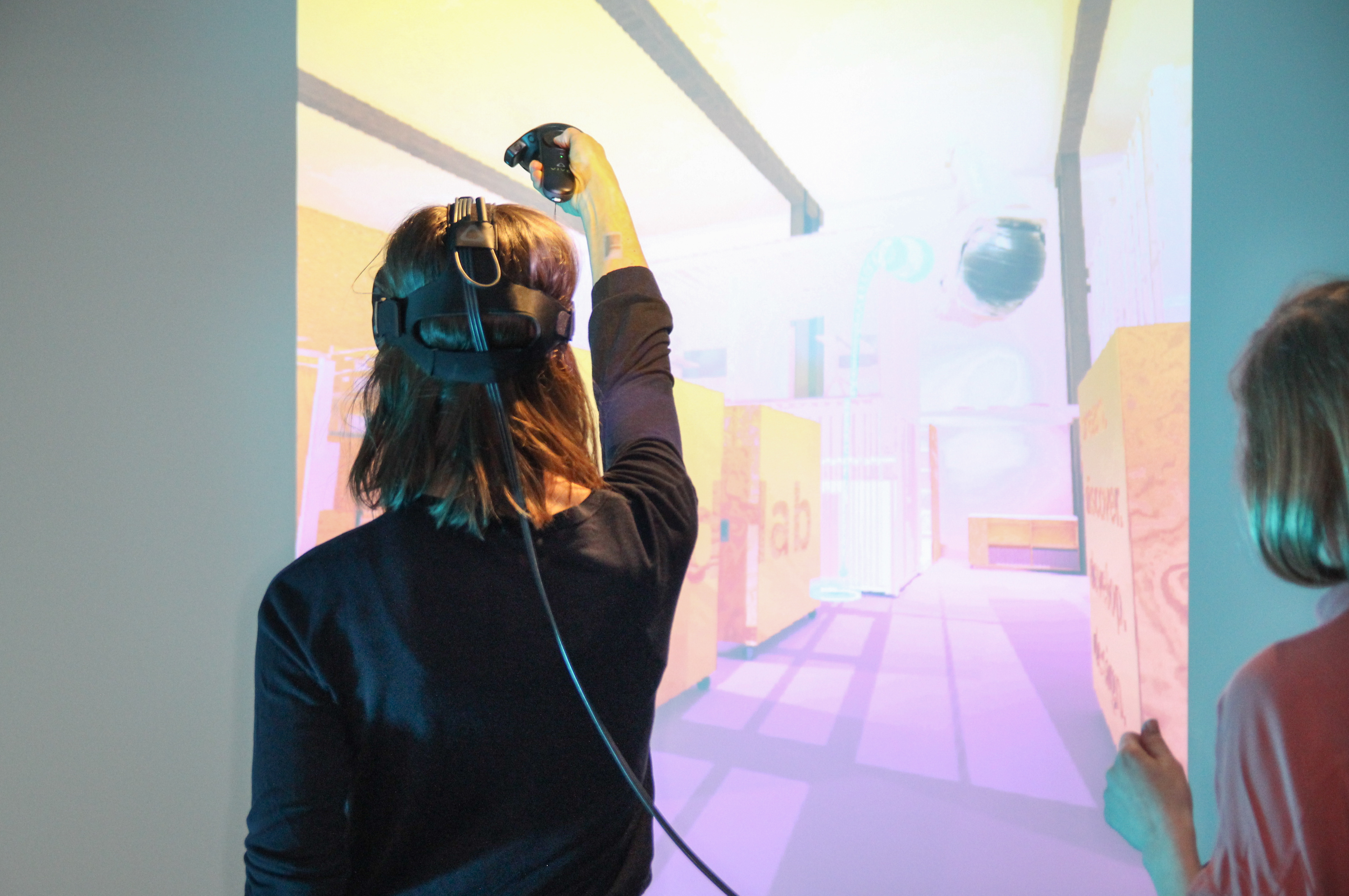 Photo woman with VR glasses