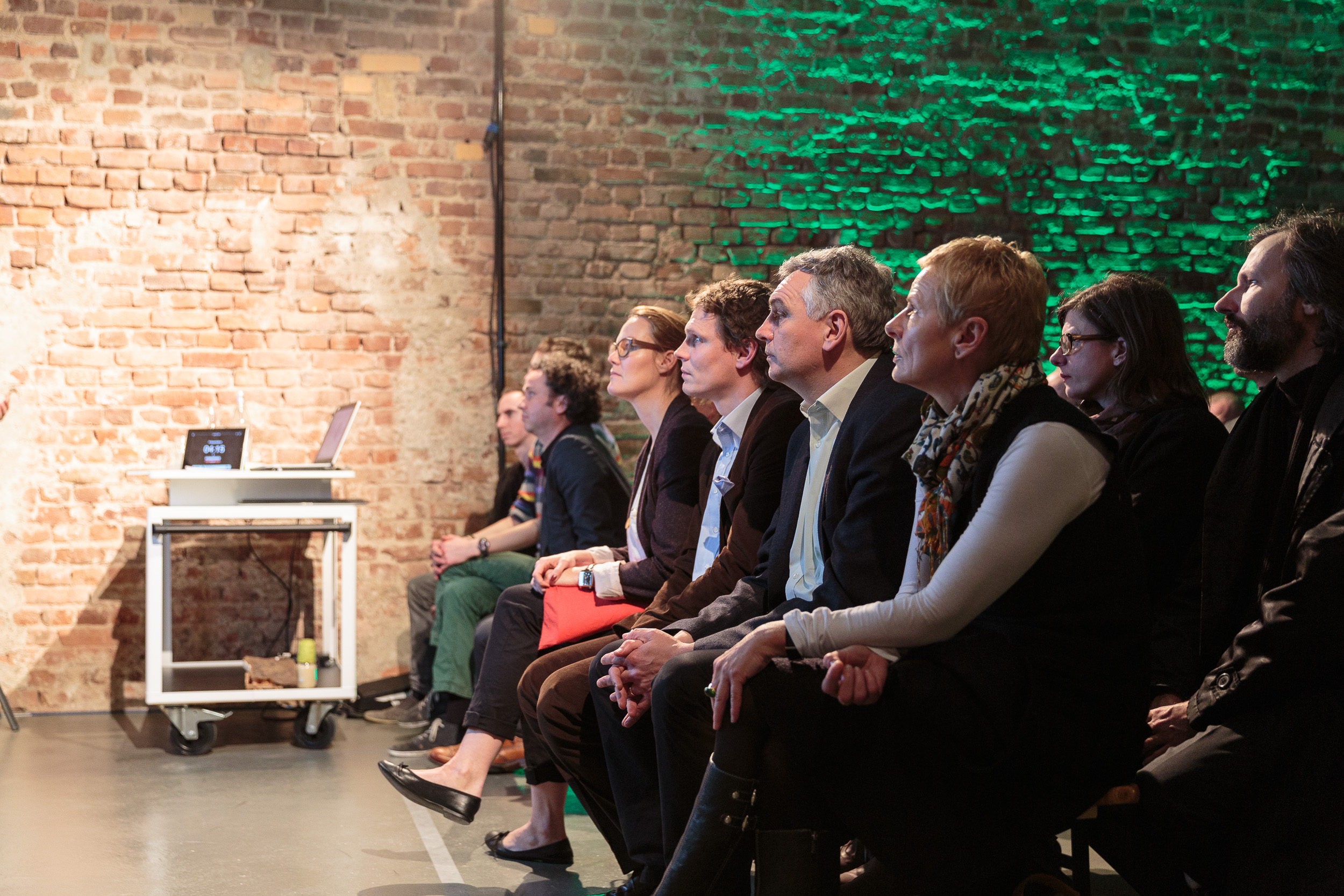 Photo Salon D Audience listen lecture listen