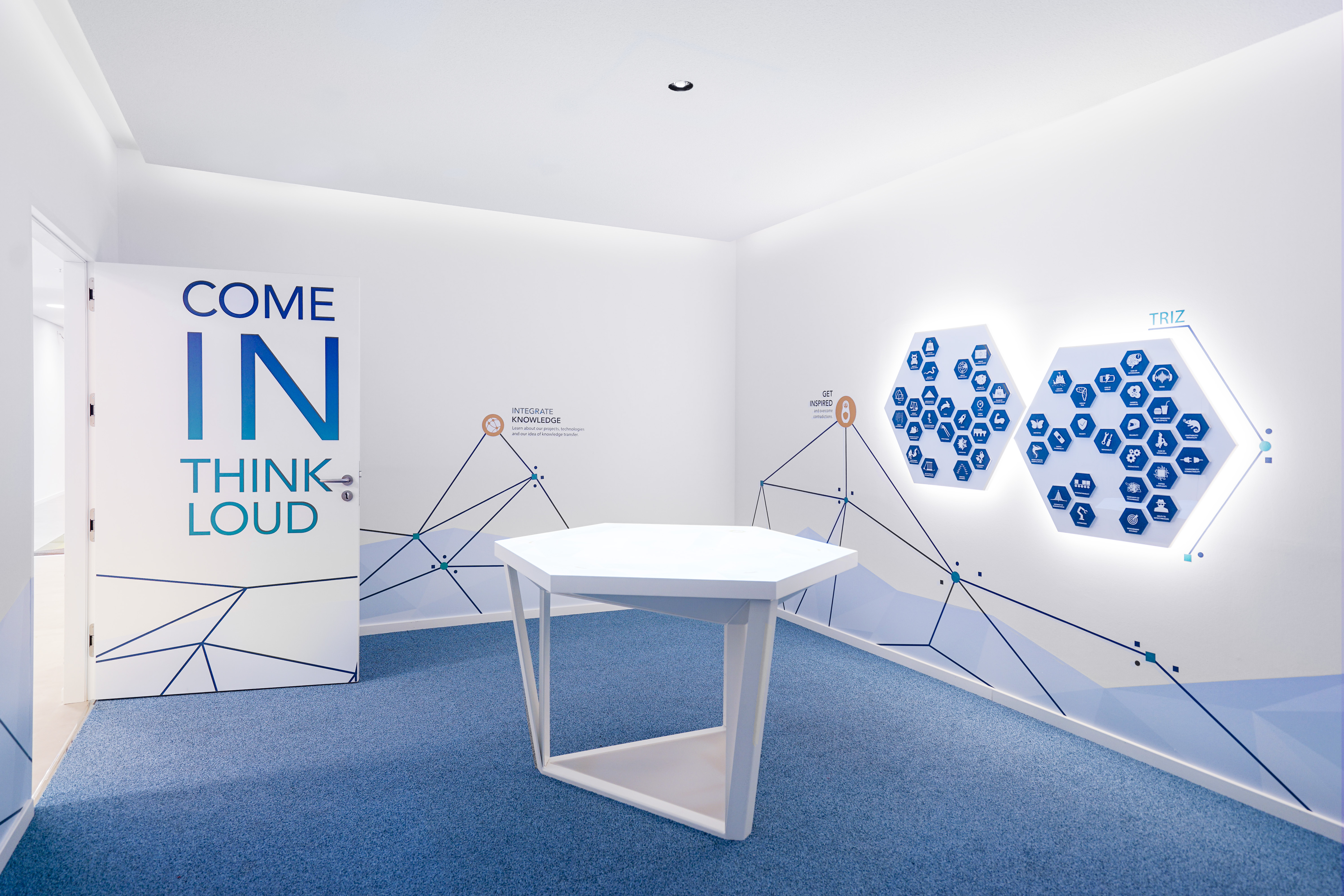 Heller TEVA Showroom mit Innodesk im Mittelpunkt und vielen Tokens an der Wand