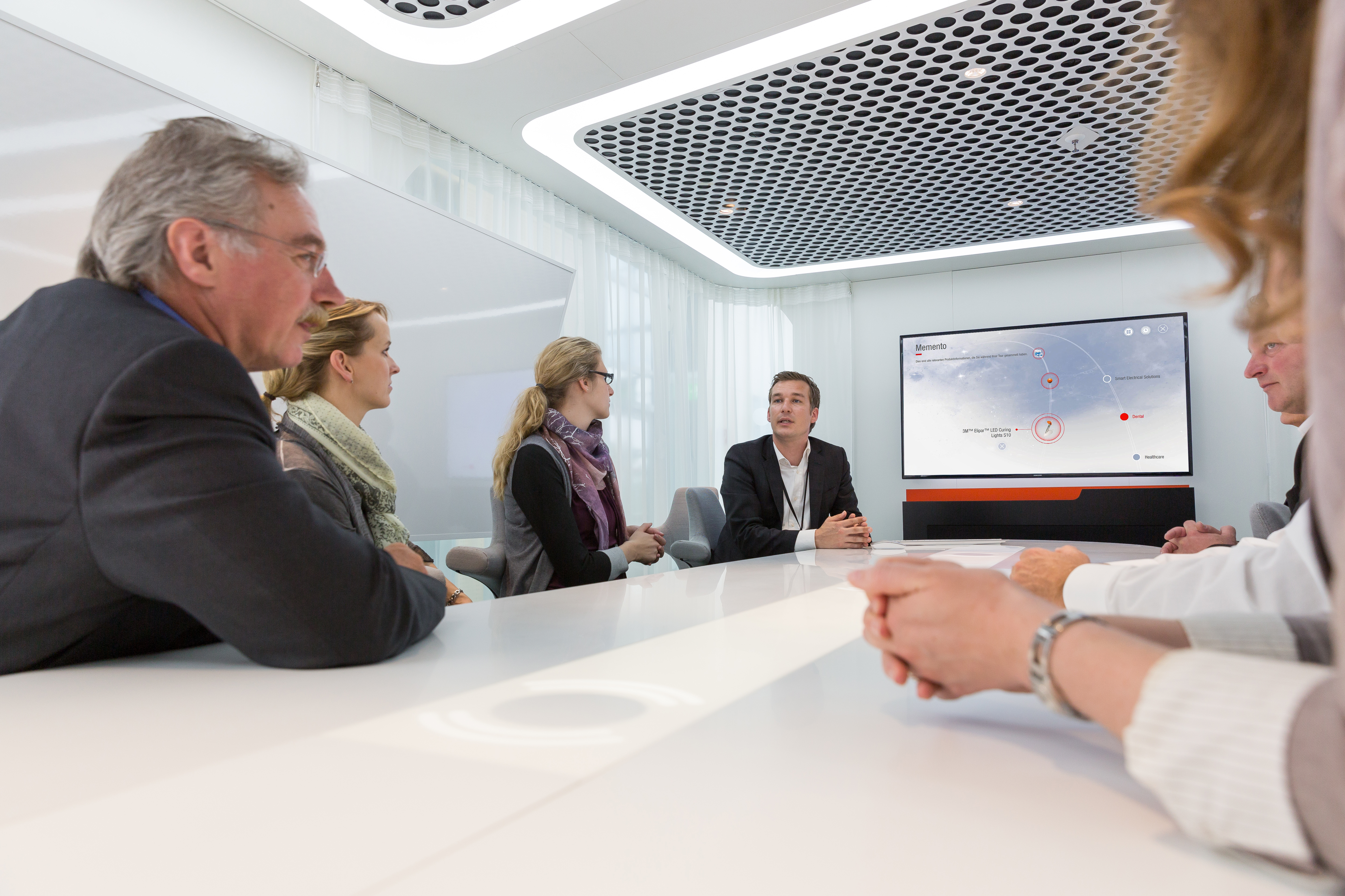 Besucher sitzen im Konferenzraum und tauschen sich über Ausstellung aus