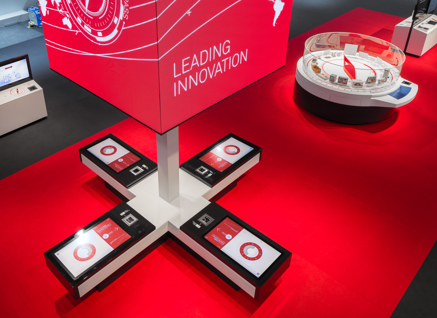 Navigation cube with four interactive tables and competence compass in the background