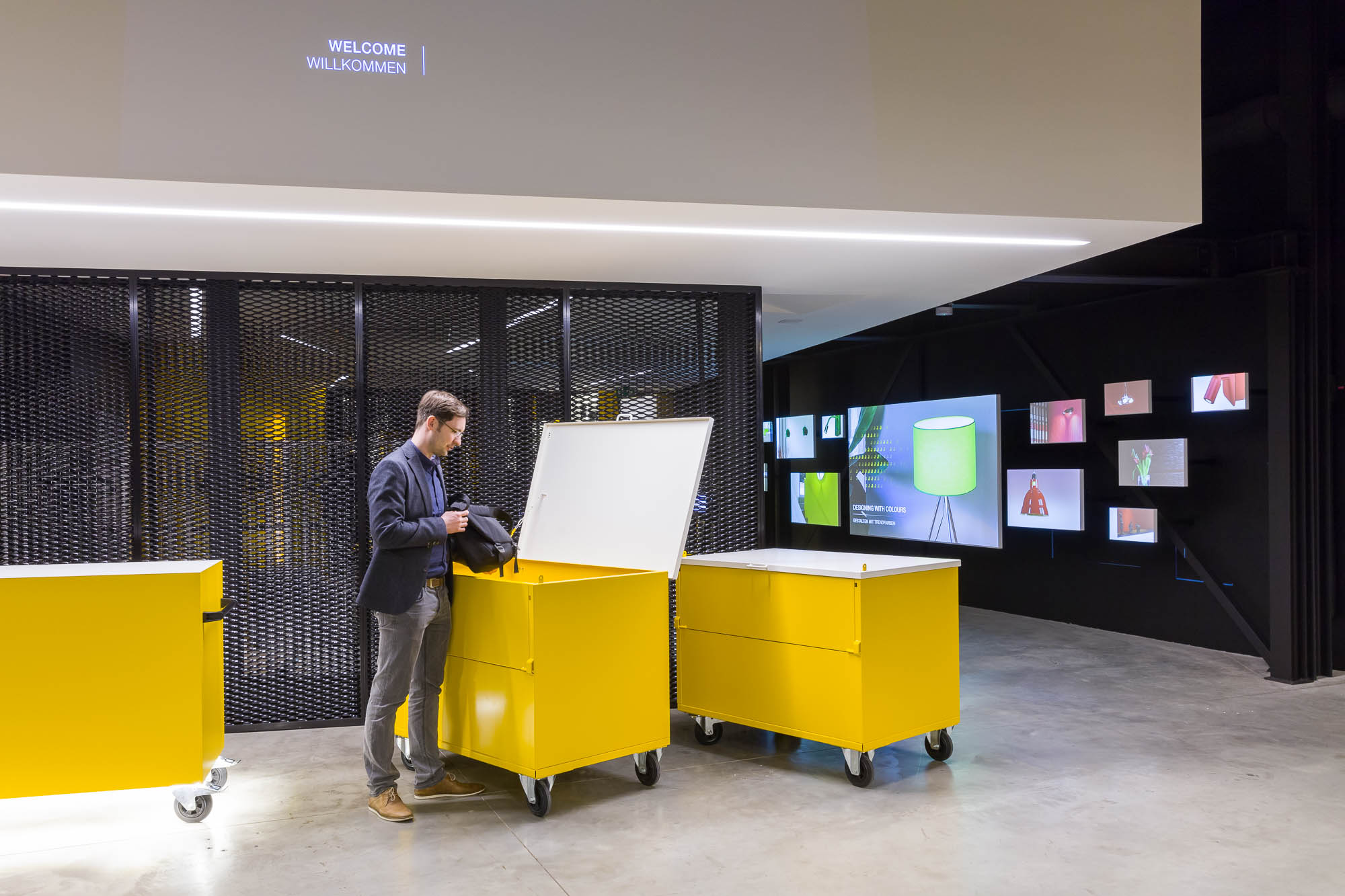 Welcome Area with movable yellow trolleys, which offer additional storage space and space for exchanges