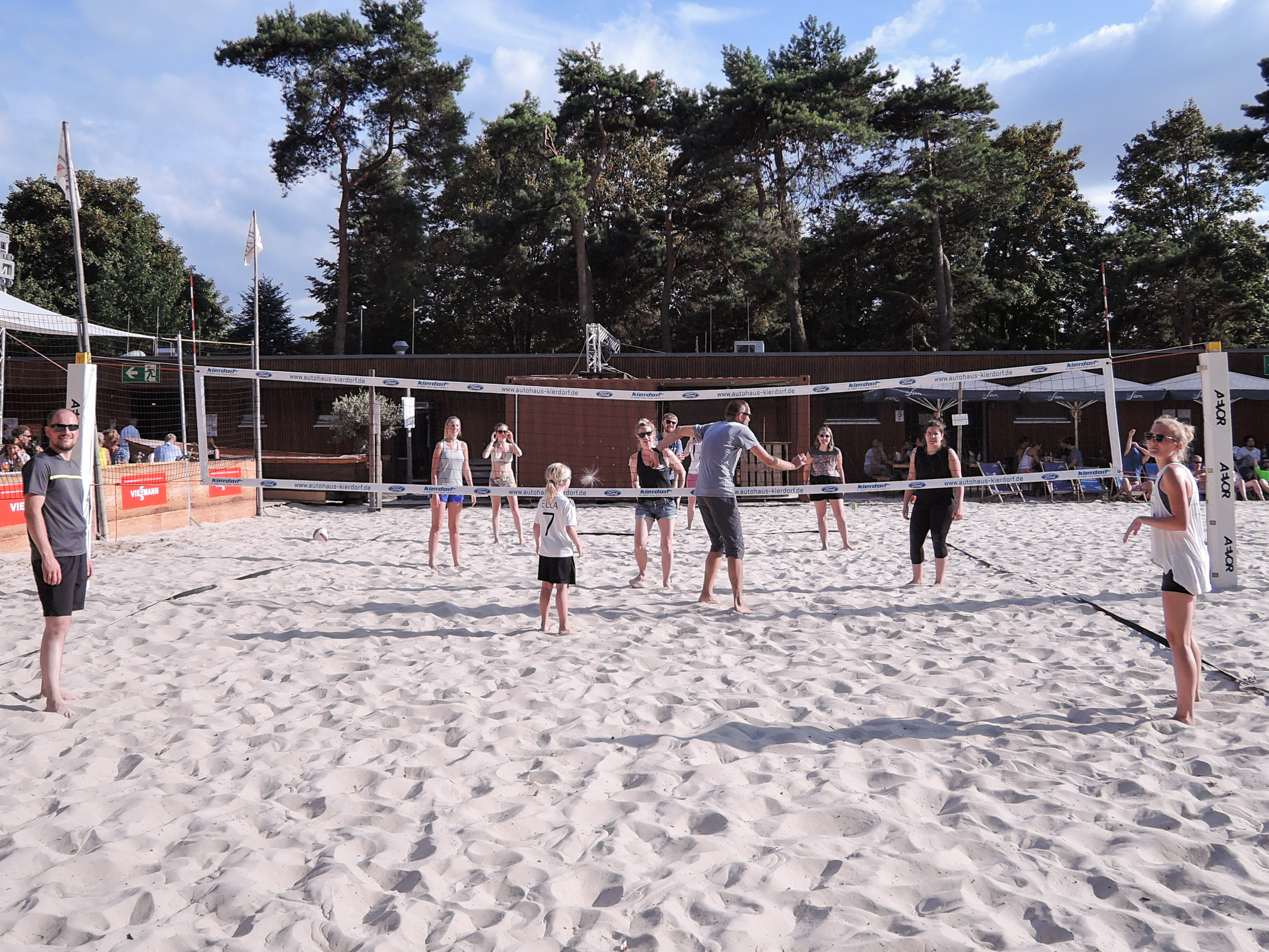 Foto dreiform Teamtage Beachvolleyball Platz open air