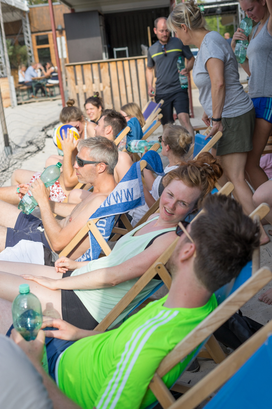 Foto dreiform Teamtage Nahaufnahme Team auf Strandstühlen